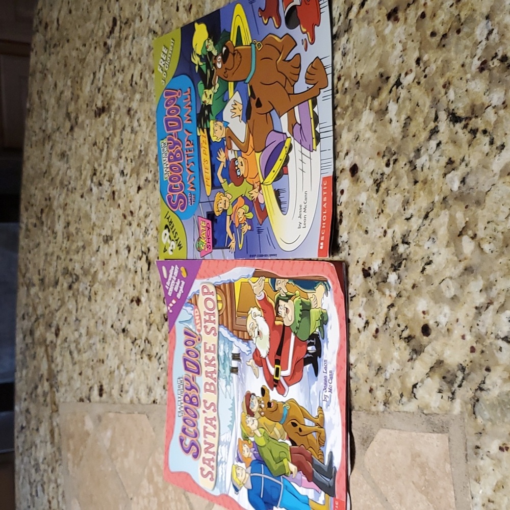 Lot of 2 Vintage Scooby Doo Book Cartoon Network 1998 2000 Santa Christmas Mall